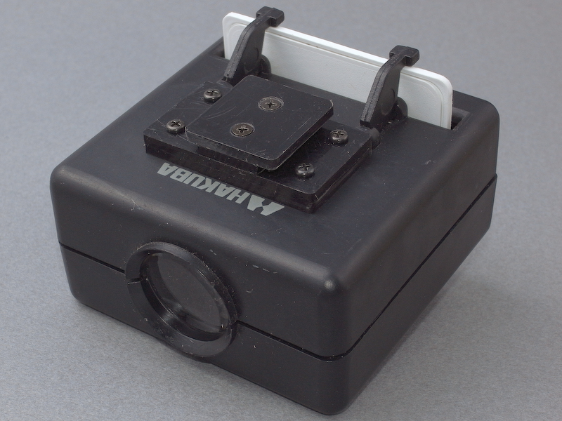 <b>コンツールファインダーにスクリーンを差し込むんだところ。折りたたみ式のスライドストッパーは、元のビューワーに装備された機構だ</b>