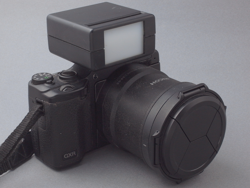 <b>装着するカメラは、GXR A16ユニット（RICOH LENS A16 24-85mm F3.5-5.5）をセレクトしてみた。構造上まずスクリーンを抜いた状態でないと、アクセサリーシューに差し込むことができない</b>