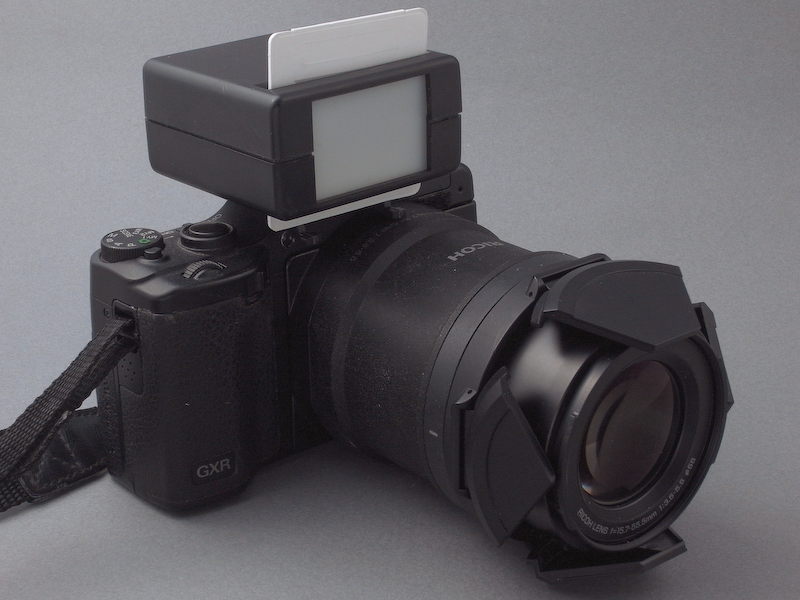 <b>ファインダーにスクリーンを差し込んで完成……と思いきや、屋外で覗いてみたところ、上部のスライド差し込み口の隙間からかなり強い光が差し込むことが判明。このままではファインダーの用をなさないので対策が必要だ</b>