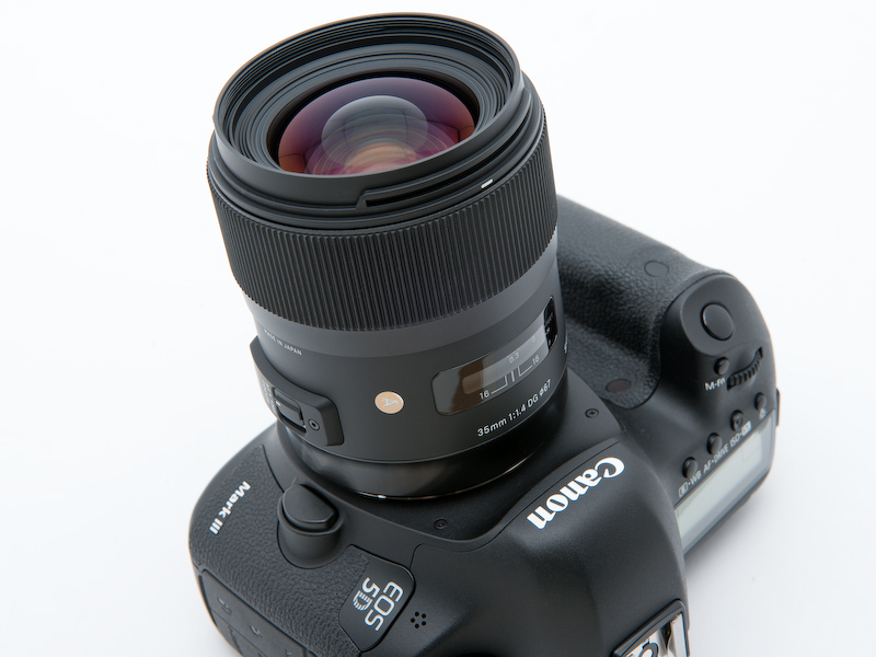 <b>EOS 5D Mark IIIに装着。発売はシグマ用が11月23日、キヤノン用が11月30日。ソニー用、ニコン用、ペンタックス用の発売日は未定。価格は12万3,900円</b>