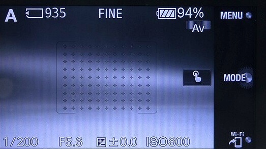 <b>デフォルトでは、下部のソフトキーBが「Wi-Fi」（スマートフォン転送）に割り当てられている</b>
