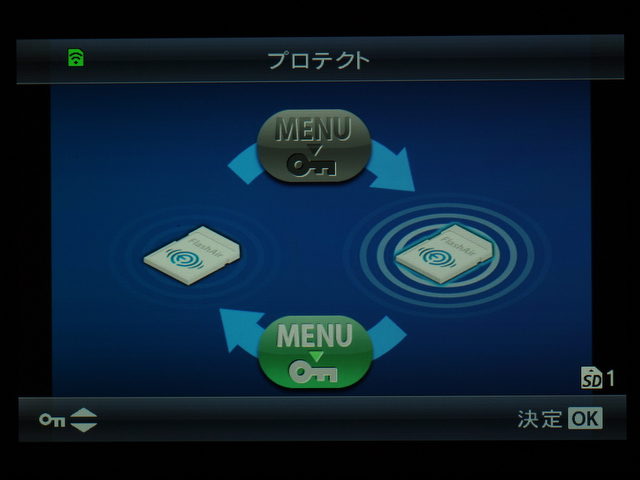 <b>コントロールダイヤルの上と下でオンオフを切り替える。鍵マークはプロテクト、アプリ画面の左上に緑の通信マークが表示されていれば接続がオンになっている状態。</b>
