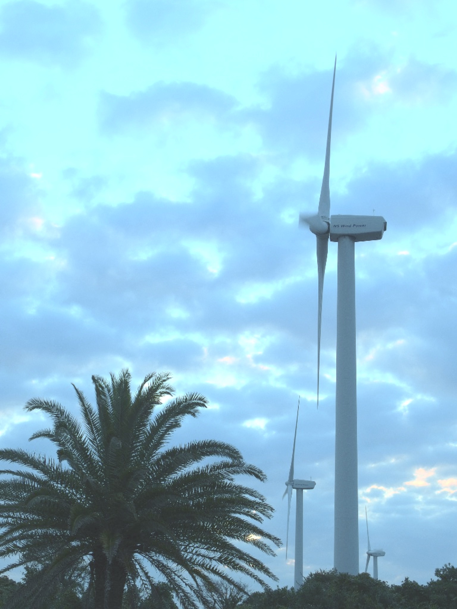 <b>響灘風力発電施設の風車。デイドリーム。</b>