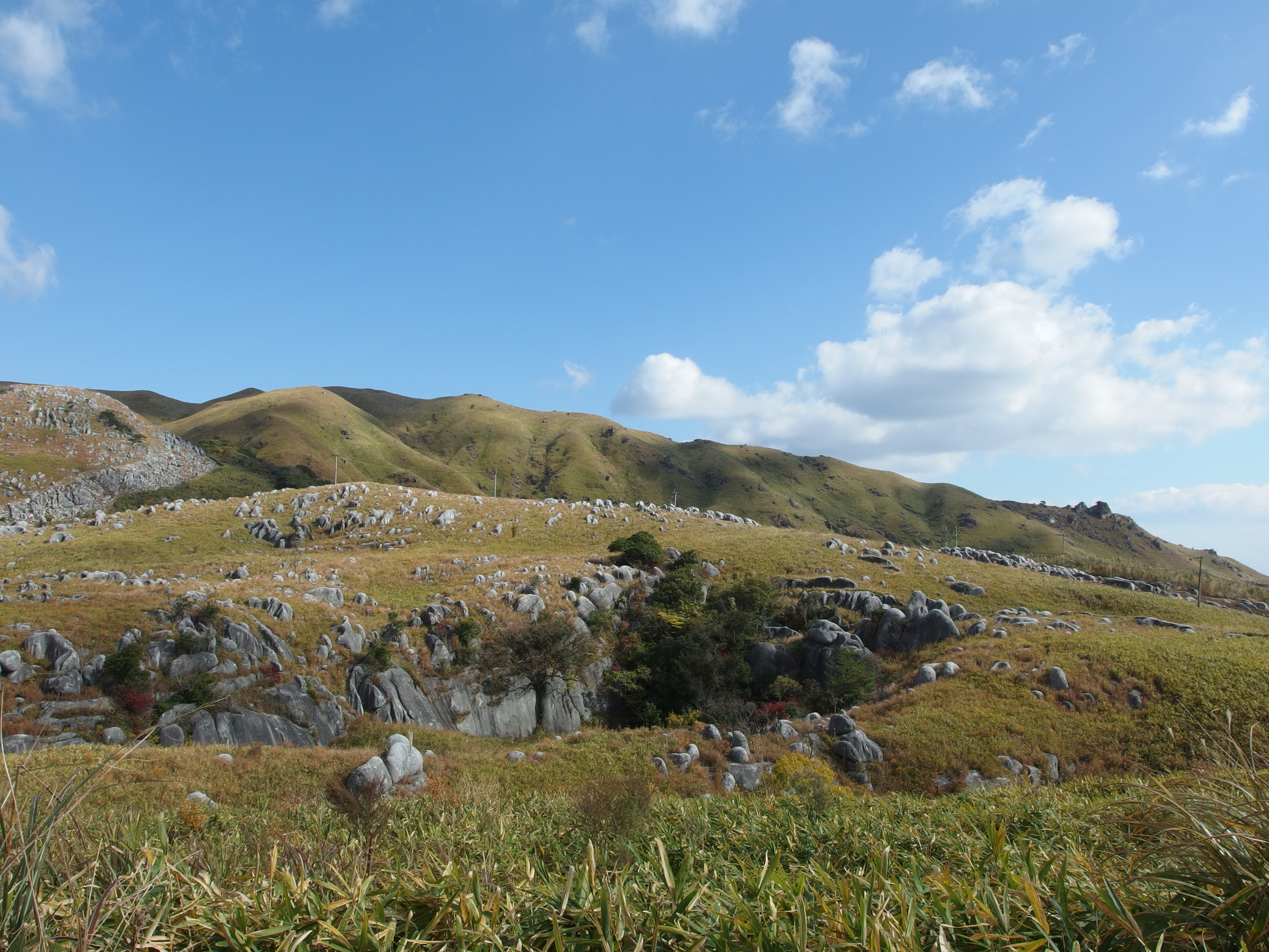 <b>初日に訪れた小倉南区の広大なカルスト台地。平尾台。XZ-2 / 約6.9MB / 3,968×2,976 / 1/400秒 / F5.6 / 0.0EV / ISO100 / WB:晴天 / 6mm</b>