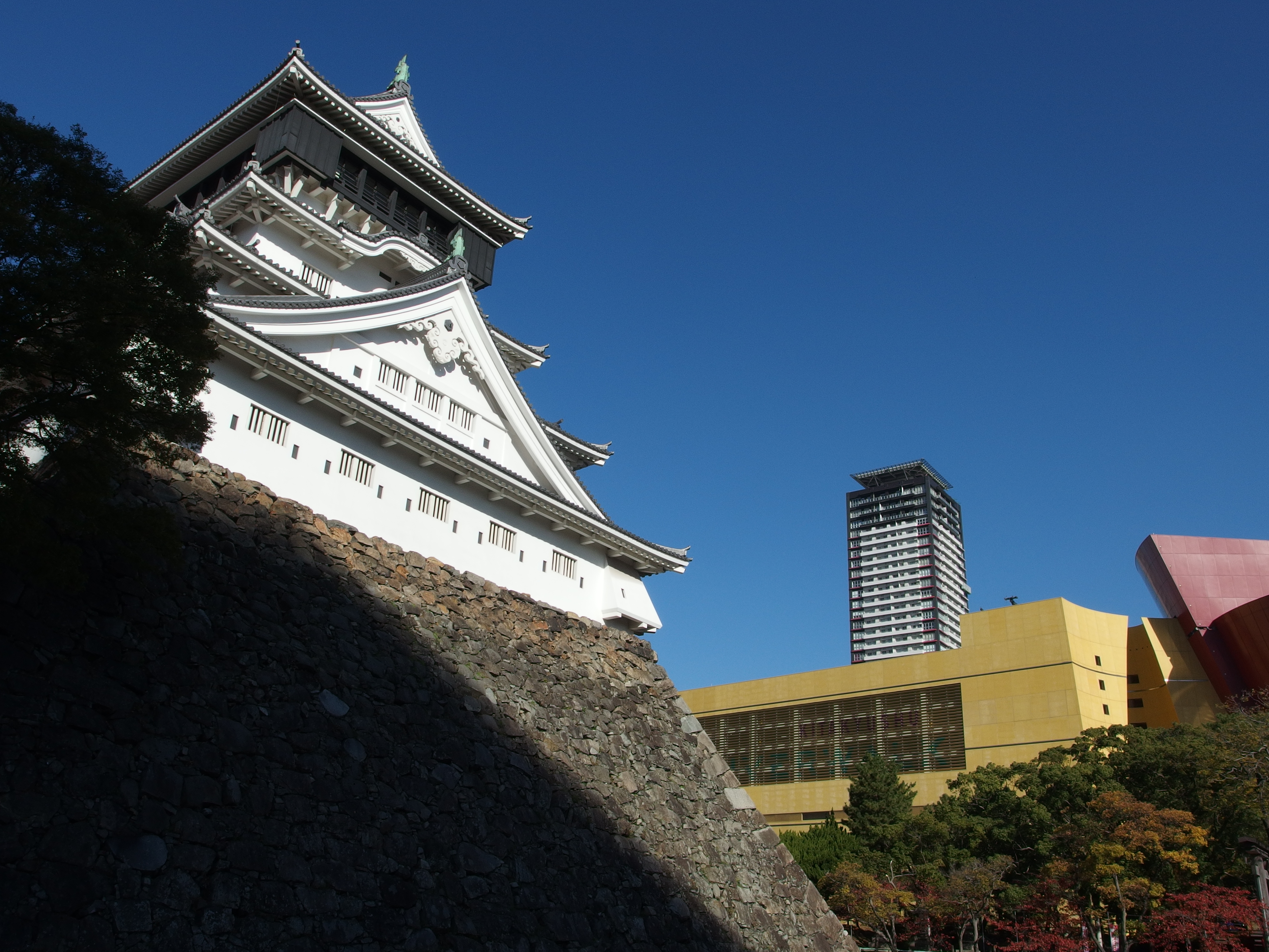 <b>町のど真ん中にあり、近代的な建物に囲まれた小倉城。XZ-2 / 約6.1MB / 3,968×2,976 / 1/640秒 / F5.6 / -0.3EV / ISO100 / WB:晴天 / 6mm</b>