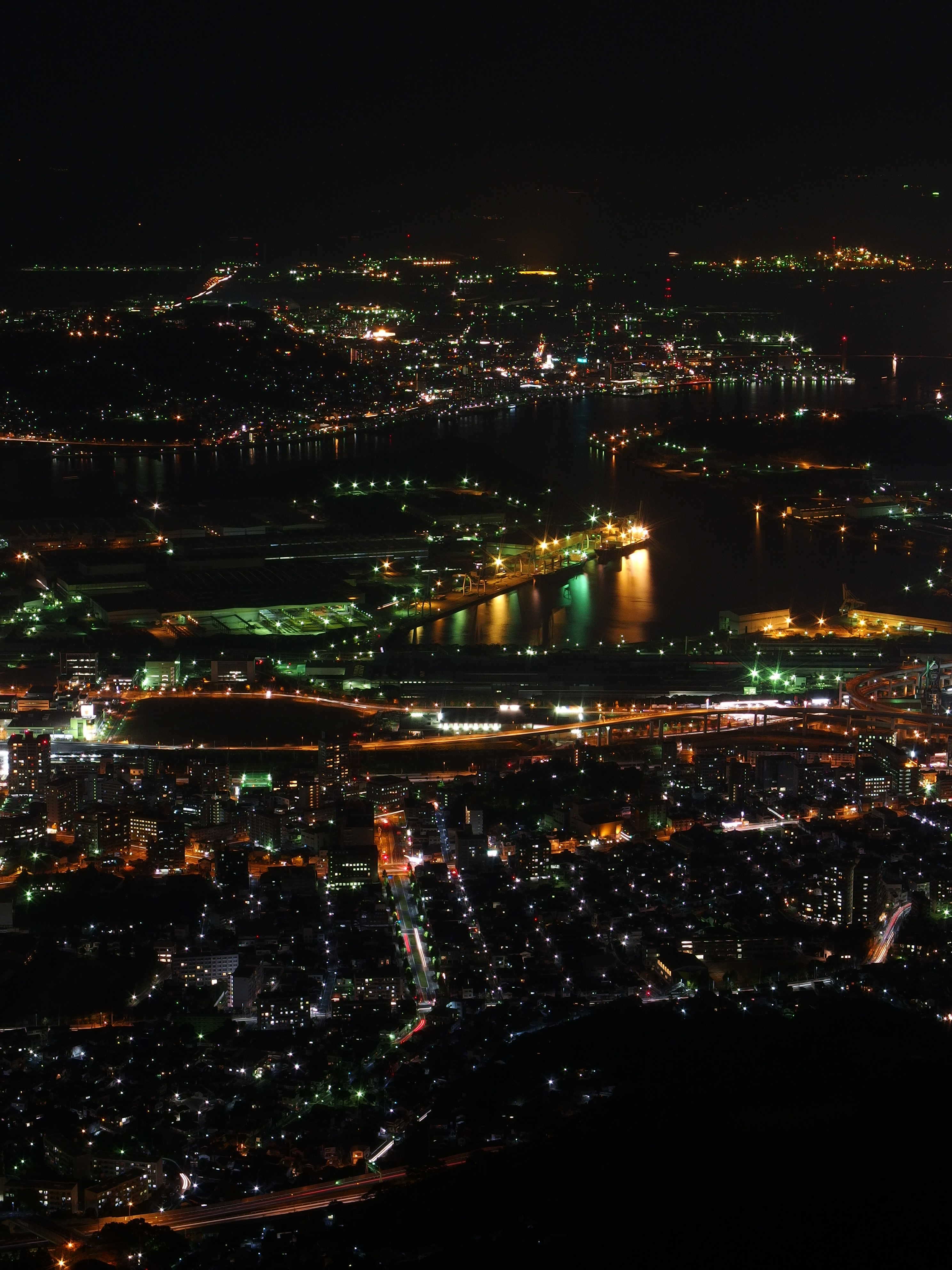 <b>新日本三大夜景の一つ、皿倉山からの夜景。XZ-2 / 約6.2MB / 2,976×3,968 / 6秒 / F6.3 / -0.7EV / ISO100 / WB:オート / 15.4mm</b>