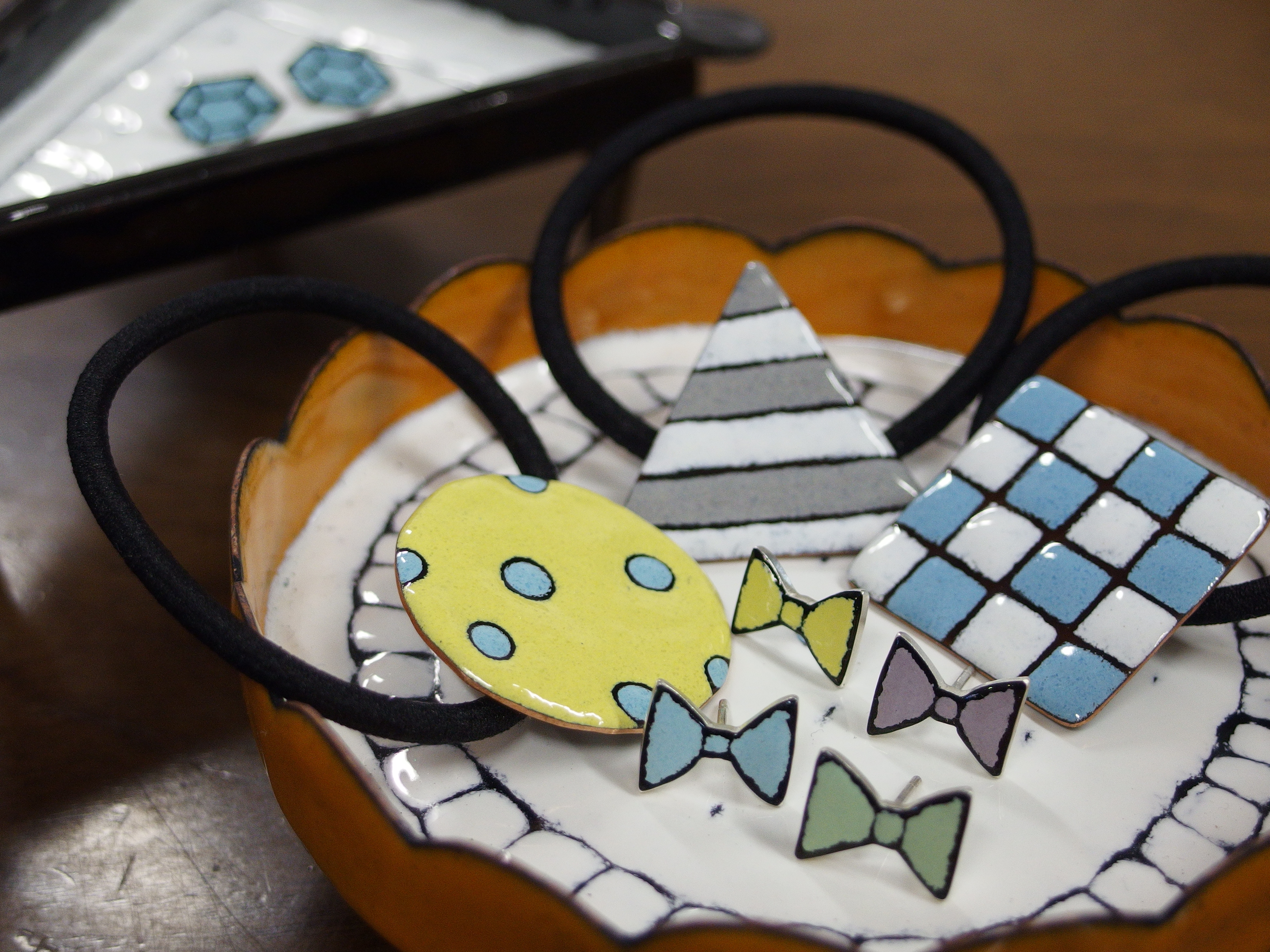 <b>アート村で展示されていた七宝焼きの作品。XZ-2 / 約7.9MB / 3,968×2,976 / 1/60秒 / F2.5 / +0.7EV / ISO400 / WB:オート / 13.4mm</b>