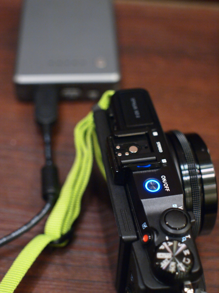 <b>USB充電に対応しているのも旅カメラとしてポイント。メーカーの保証外とはなるが、モバイルバッテリーからの充電が可能だった</b>