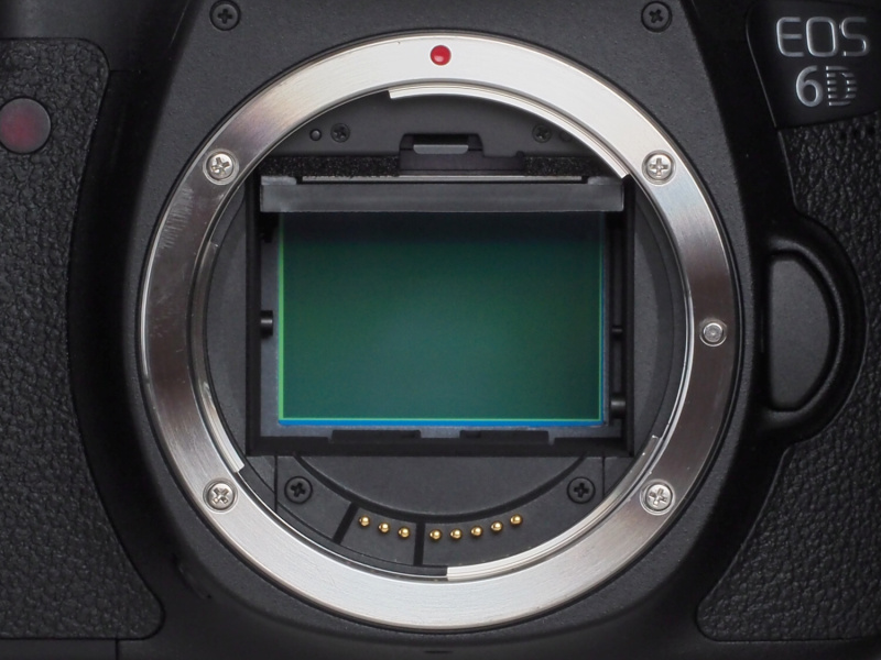<b>有効画素数2,020万画素の35mmフルサイズCMOSセンサー。EOS 6Dのために新規開発した自社製だ。映像エンジンDIGIC 5+と共に高画質を生む。</b>