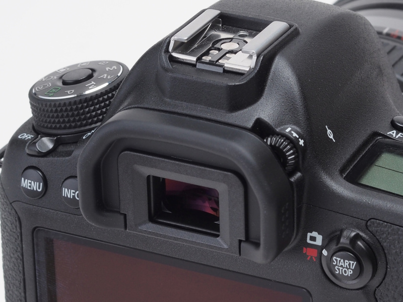 <b>大型ペンタプリズムを搭載した光学ファインダーは、フルサイズの広い視野も隅々まで明るく見渡せる。</b>