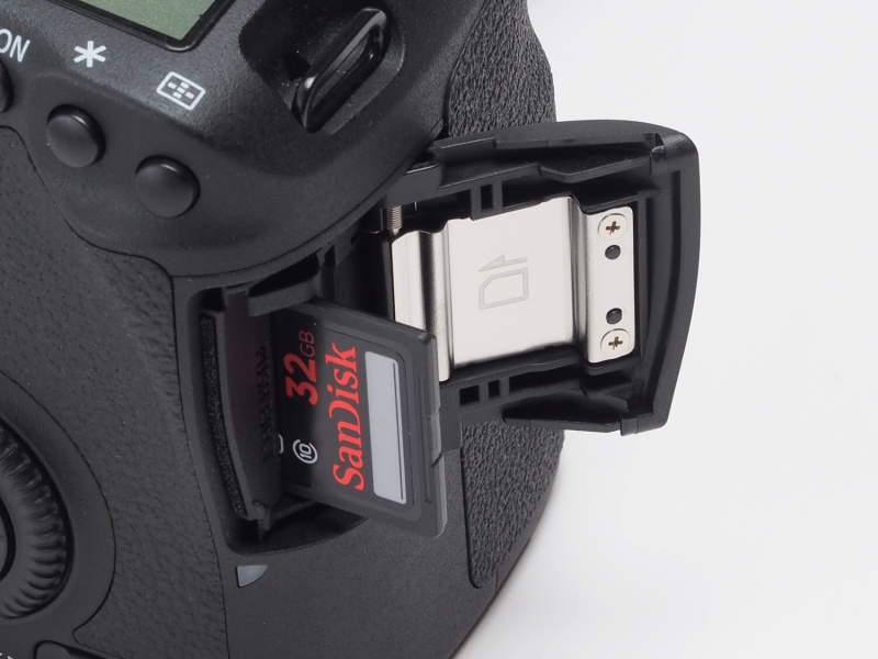 <b>記録メディアはSDXC/SDHC/SDメモリーカード。小型の記録メディアを採用したこともボディの小型化に貢献している。</b>