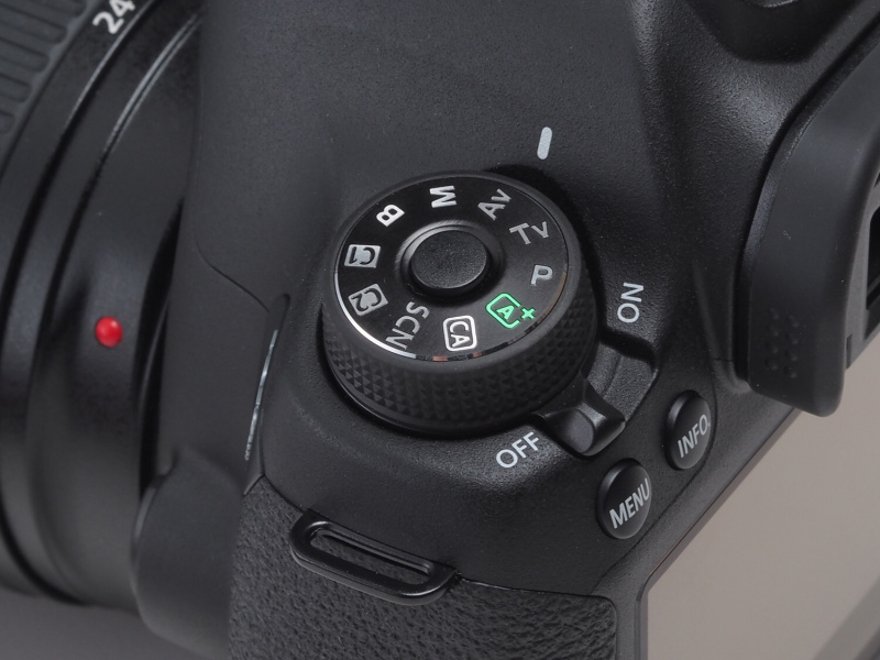 <b>ロック機構つきのモードダイヤルの下部に電源スイッチがある。</b>