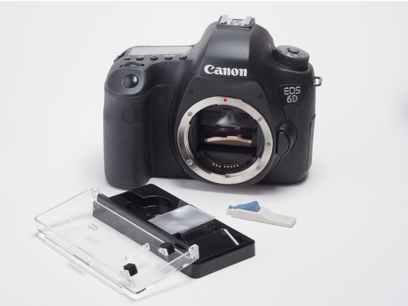 <b>標準搭載される新開発のフォーカシングスクリーンEg-A IIは明るく見やすい。EOS 5D Mark IIと共通のEg-DおよびEg-Sに交換も可能。</b>