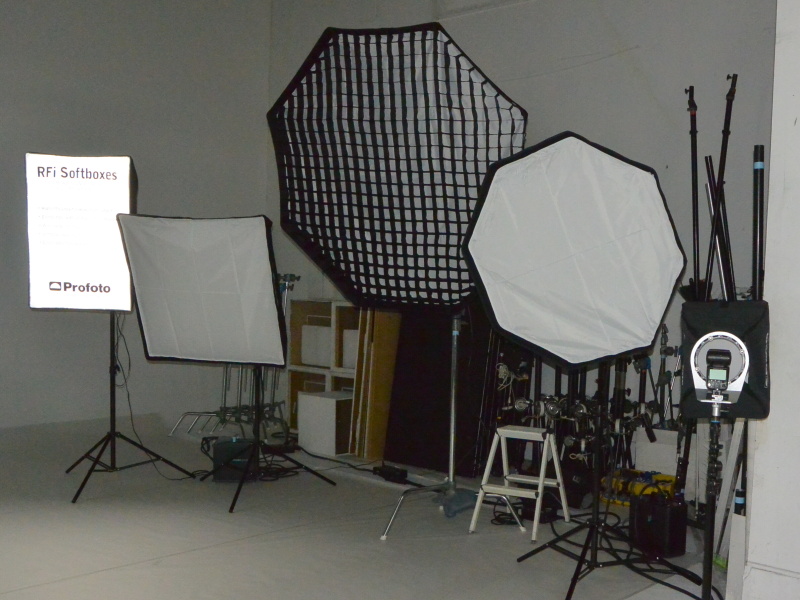 <b>RFi Softbox。長方形、正方形、八角形、帯形の4形状を用意。グリッドなどのアクセサリーもラインナップした</b>