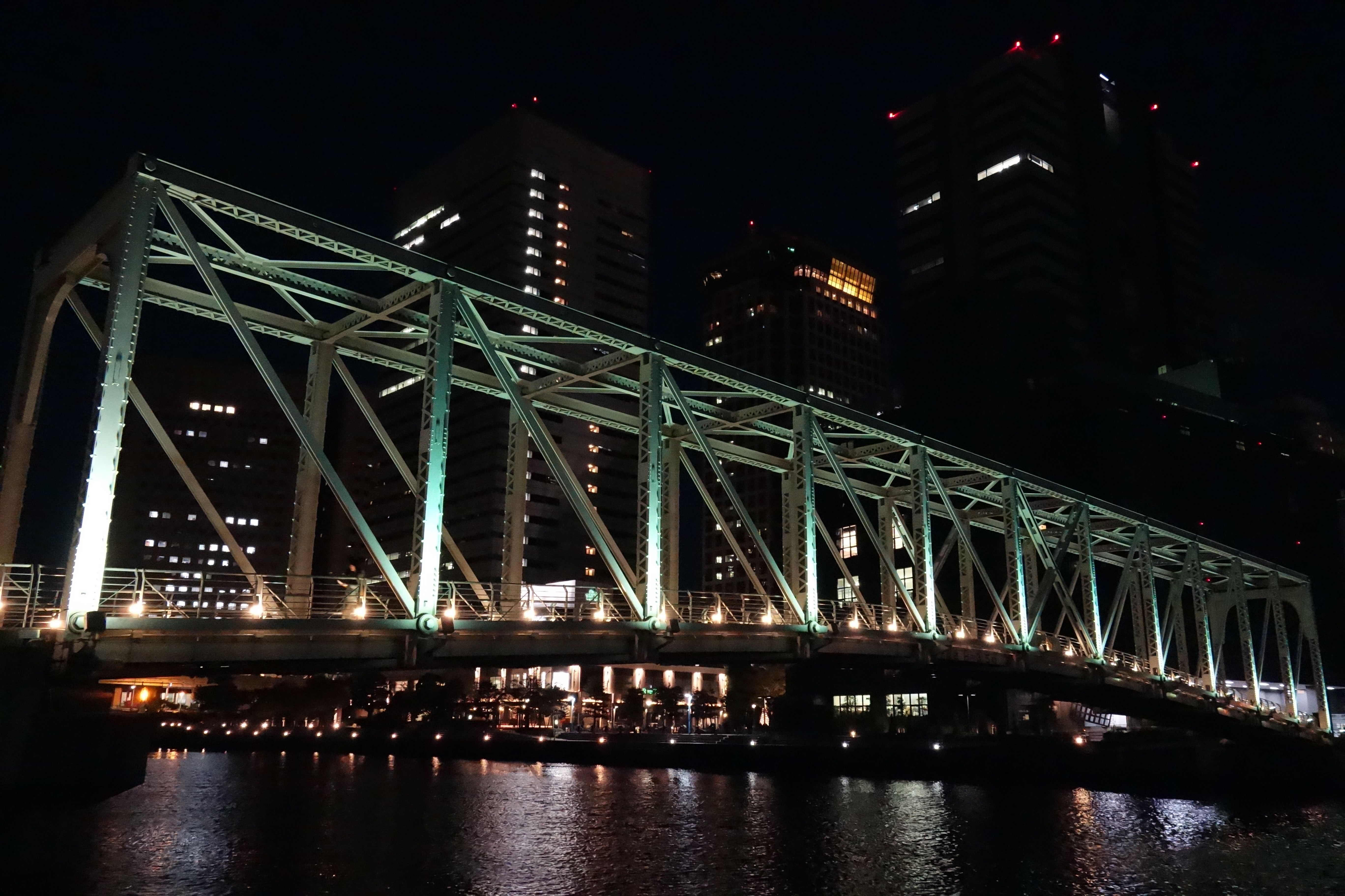 <b>ISO6400 / DSC-RX100 / 約5.8MB / 5,472×3,648 / 1/20秒 / F5.6 / 0EV / 10.4mm</b>