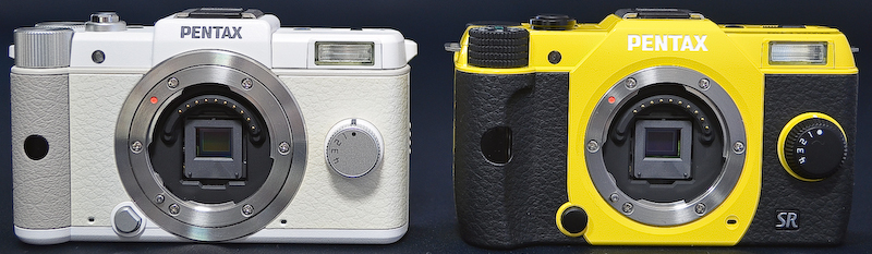 <b>Q（左）とQ10(右)をこうして並べてみると間違い探しのよう。ロゴの大きさや「SR]の表示など細かい違いは多いもののボディ自体が小さいのであまり気にならないですね。</b>