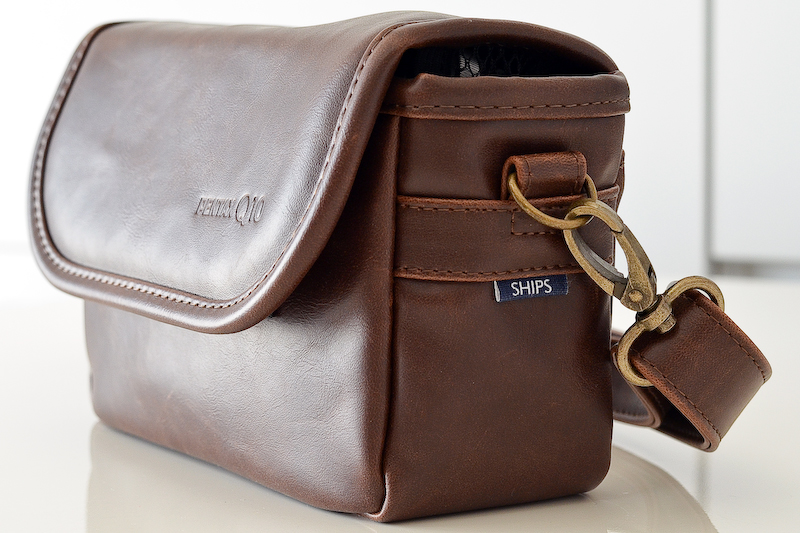 <b>ブラウンの上品な色合いは洋服を選びません。サイドの「SHIPS」のロゴも控えめなのが嬉しいです。</b>