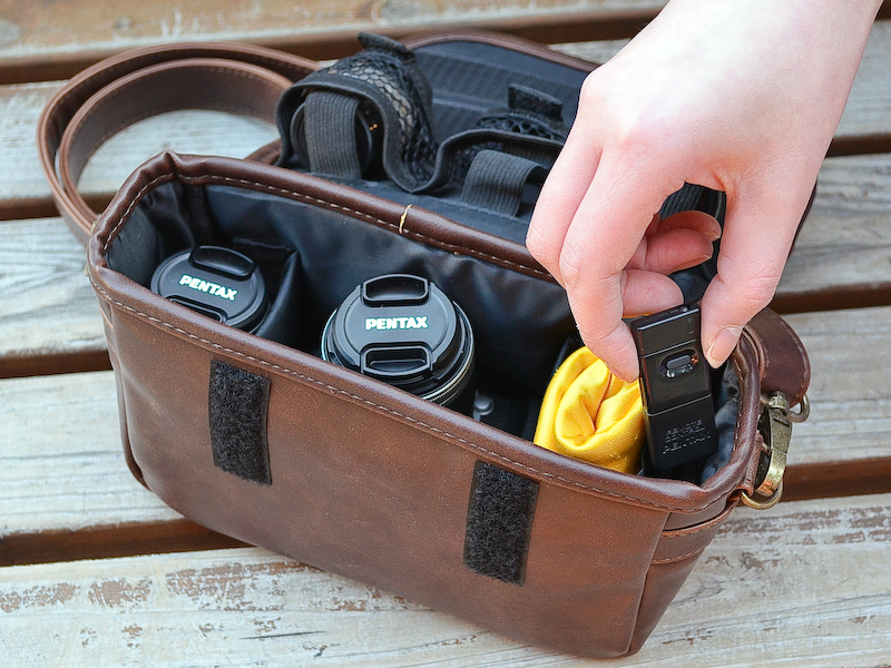 <b>ズームレンズを付けたまま収納するときは、上向きにすると取り出しやすくて便利でした。サイドポケットにはリモコンを常備!</b>