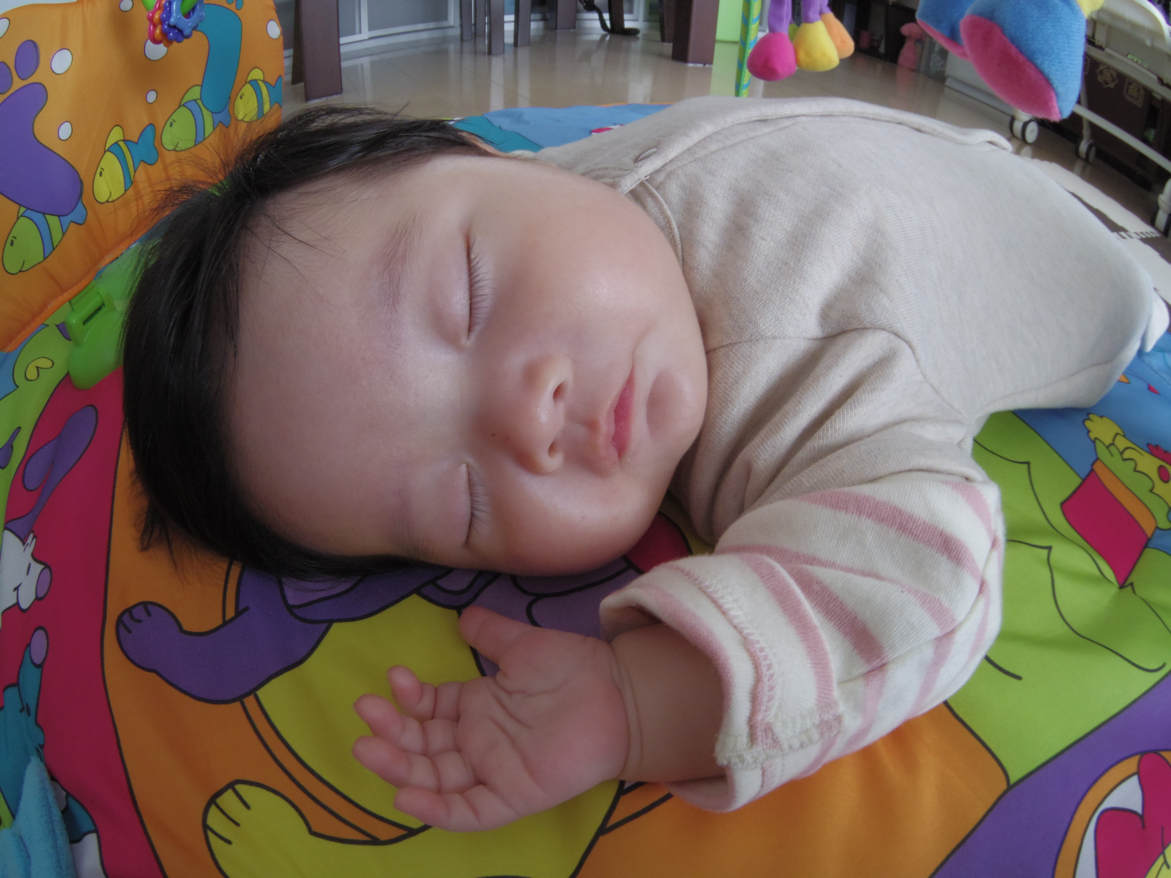 <b>同じく「03 FISH-EYE」で撮影。毎日のように撮っている子供の写真なのでちょっと変わったカットが欲しくてこのレンズを使ってみました。PENTAX Q / 03 FISH-EYE / 約2.9MB / 4,000×3,000 / 1/3秒 / F5.6 / 0.0EV / ISO400 / 絞り優先AE / WB：オート / 3.2mm</b>