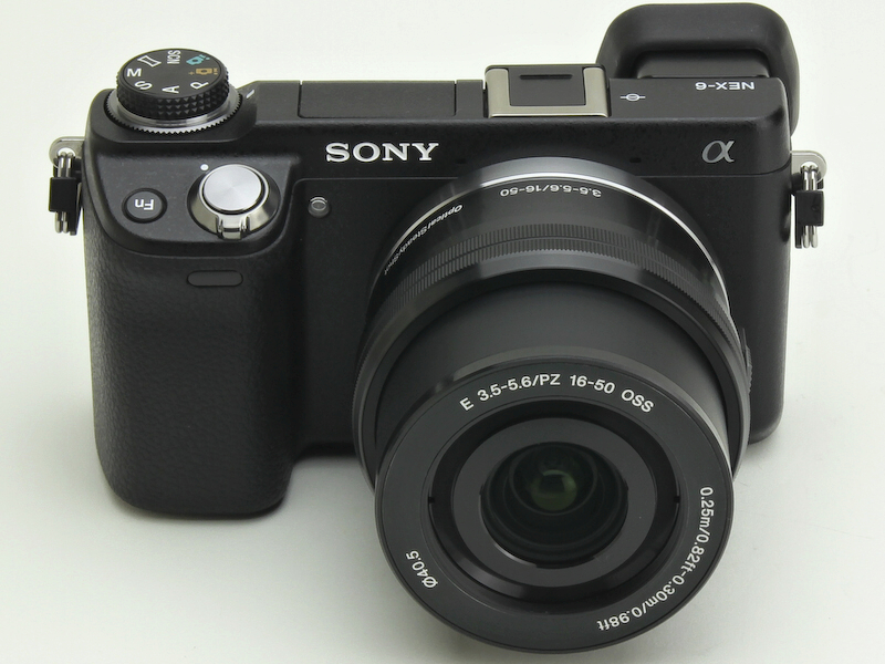 E PZ 16-50mm F3.5-5.6 OSSを装着したNEX-6。発売は11月16日。ボディのみの実勢価格は9万2,800円前後。