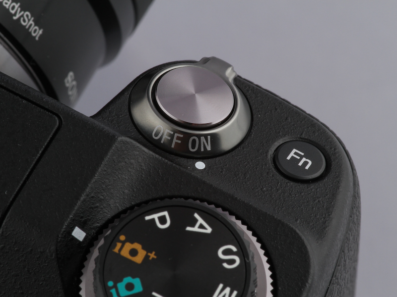 シャッターボタン隣にファンクションボタンを配置。指の移動をさほどすることなく、自然に迅速な操作ができる。