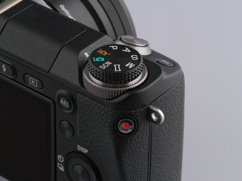 動画ボタンは誤操作の少ない位置に。NEX-7と比べても、より外側に配置されたのがわかる。
