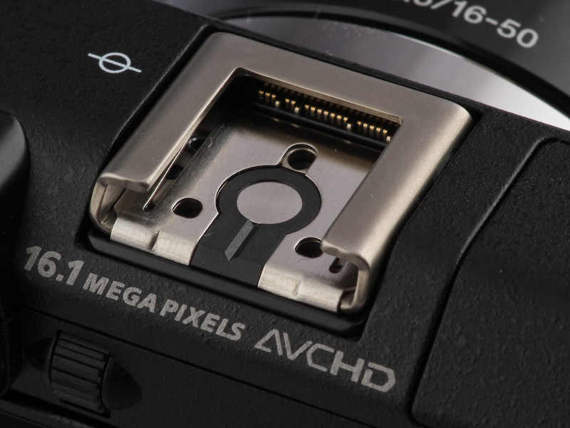 形状は一般的なISO規格に準拠したものだが、奥に専用の接点が設けられている。ただし、自己責任で汎用フラッシュなどを差し込むとレールから数mmはみ出て不安感が残る。作動に問題ないが、なんとも。