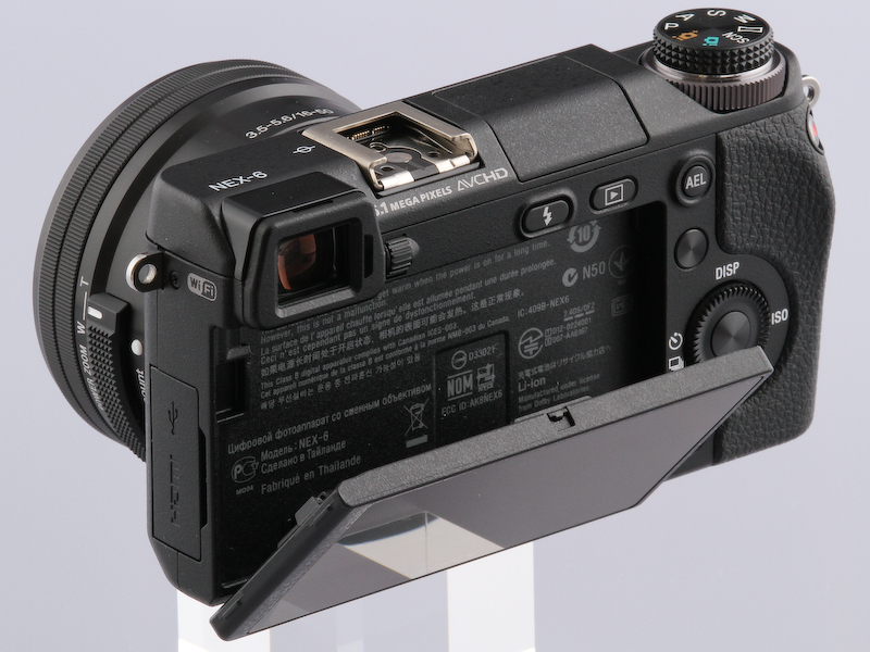 可動式液晶は上に90度、下に45度チルトする。NEX-F3やNEX-5Rのような自分撮り対応は、電子ビューファインダー併設の構造上、見送られている。