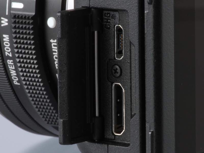 microUSBタイプB端子とHDMIタイプCミニ端子を装備。充電はmicroUSBから行う。