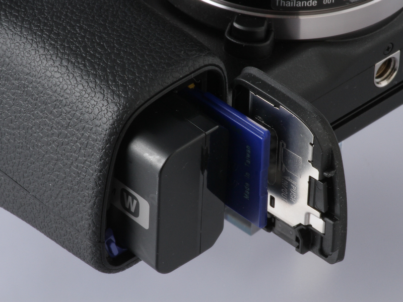 グリップ底部からバッテリーと記録メディアを装填する。記録メディアはSDXC/SDHC/SDメモリーカード、メモリースティックPROデュオ/PRO-HGデュオに対応。