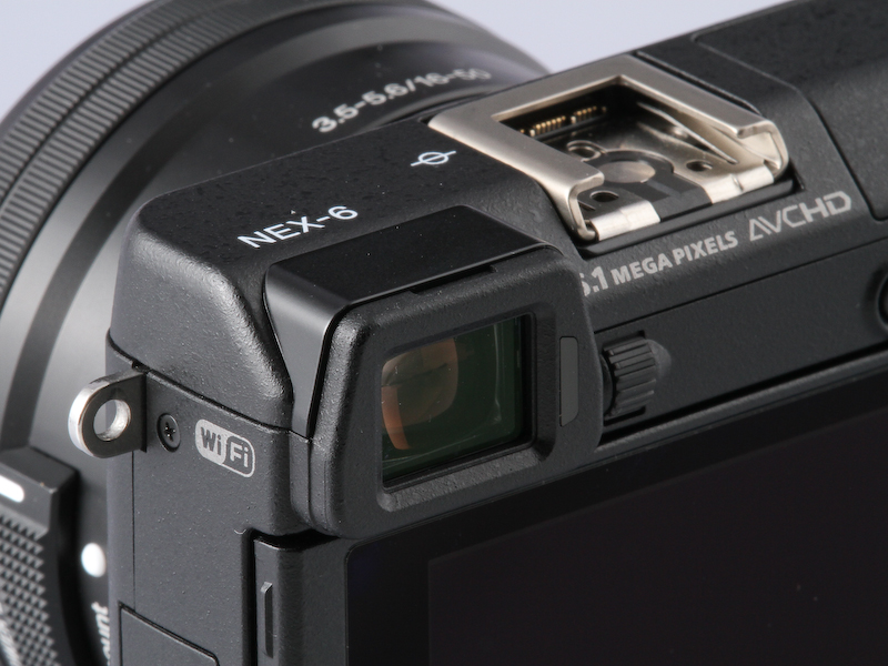 EVF用に脱着式のアイピースカップも同梱される。ボディ角だけに遮光したほうが見やすいことが多く、うれしいパーツだ。