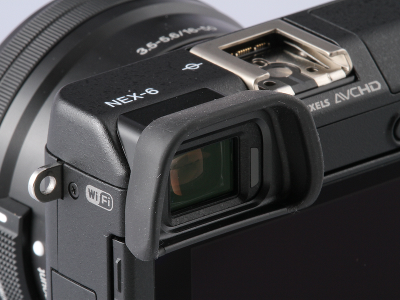 EVF用に脱着式のアイピースカップも同梱される。ボディ角だけに遮光したほうが見やすいことが多く、うれしいパーツだ。