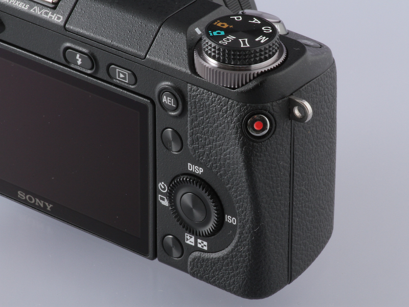 NEX-6はNEXで初めてモードダイヤルを装備。