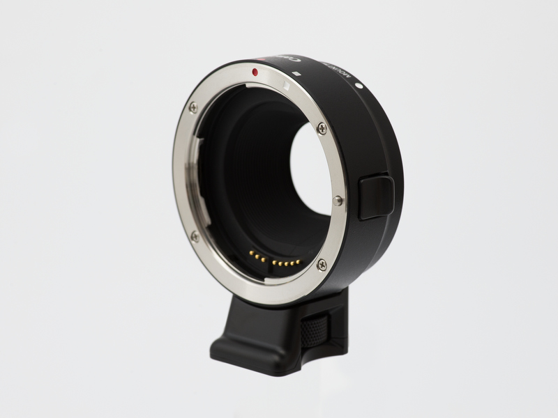 マウントアダプターEF-EOS M。ダブルレンズキットには同梱されているが、単体でも売っている。お値段は12,600円である。