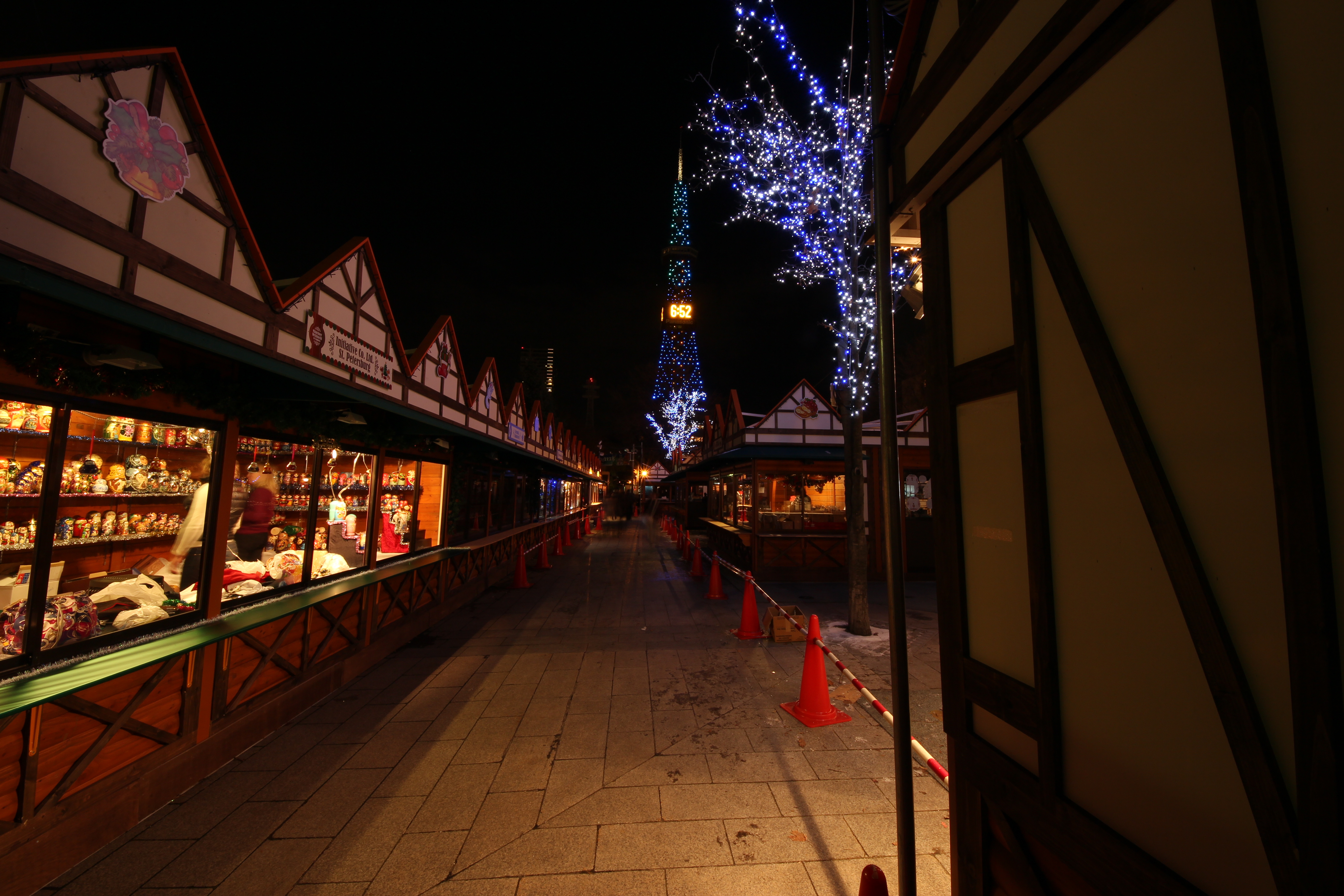 「ミュンヘン・クリスマス市 in Sapporo」というイベントも（少し遅れての開催なので、このときはまだ工事中）。EOS M / SIGMA 8-16mm F4.5-5.6 DC HSM / 5,184×3,456 / 3.2秒 / F11 / ISO100 / WB:太陽光 / 8mm（12.8mm相当）
