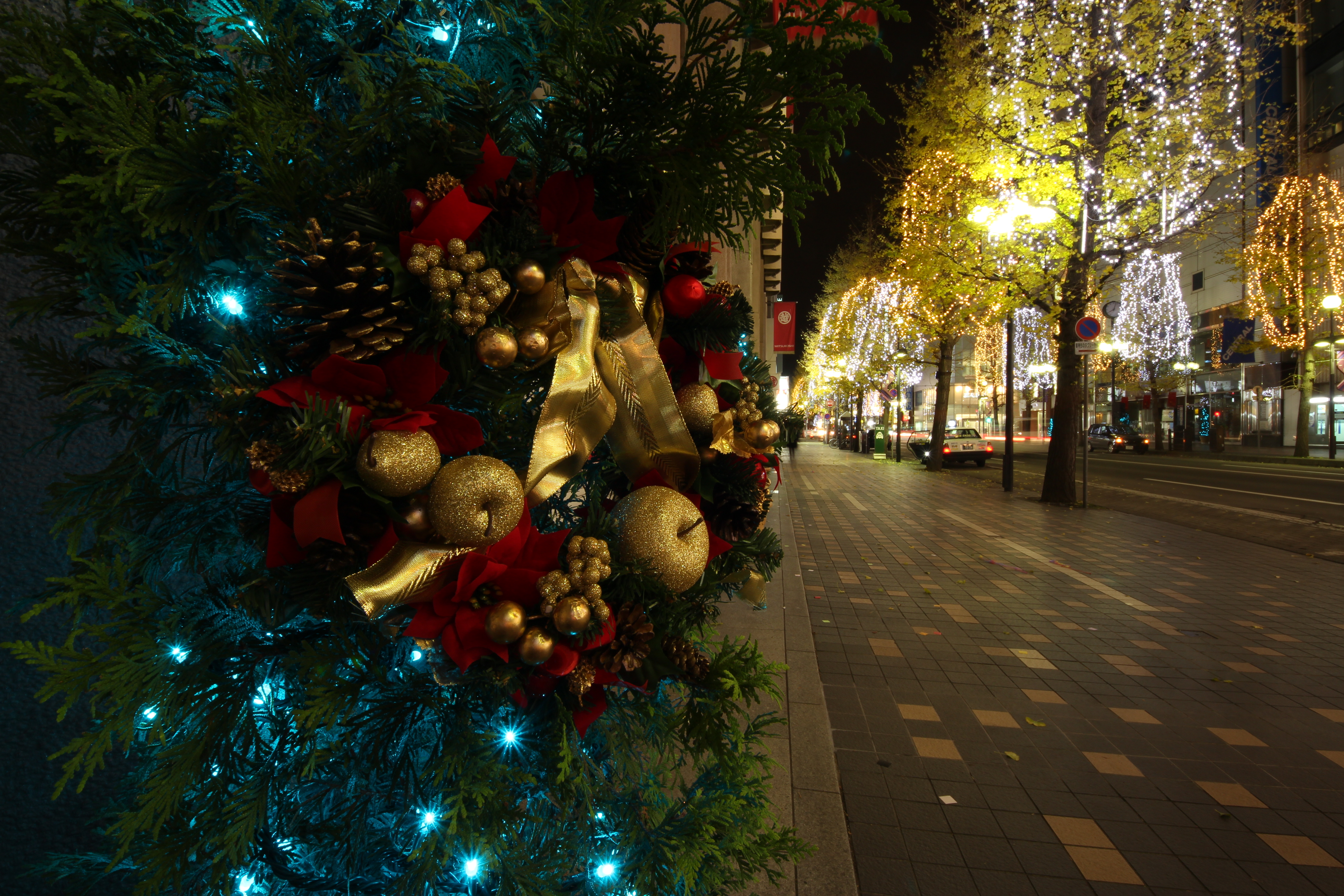 大通公園は12月25日まで、駅前通や南一条通は2月11日とか14日とかまでやってます。寒いですけど。EOS M / SIGMA 8-16mm F4.5-5.6 DC HSM / 5,184×3,456 / 8秒 / F16 / ISO100 / WB:太陽光 / 10mm（16mm相当）