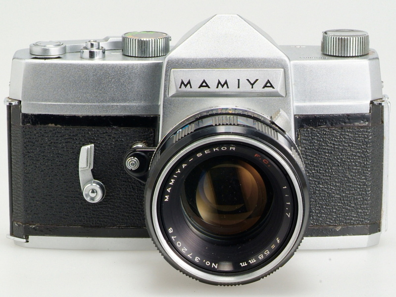 マミヤのブランドで初めて発売された35mm判一眼レフ、マミヤプリズマットNP。