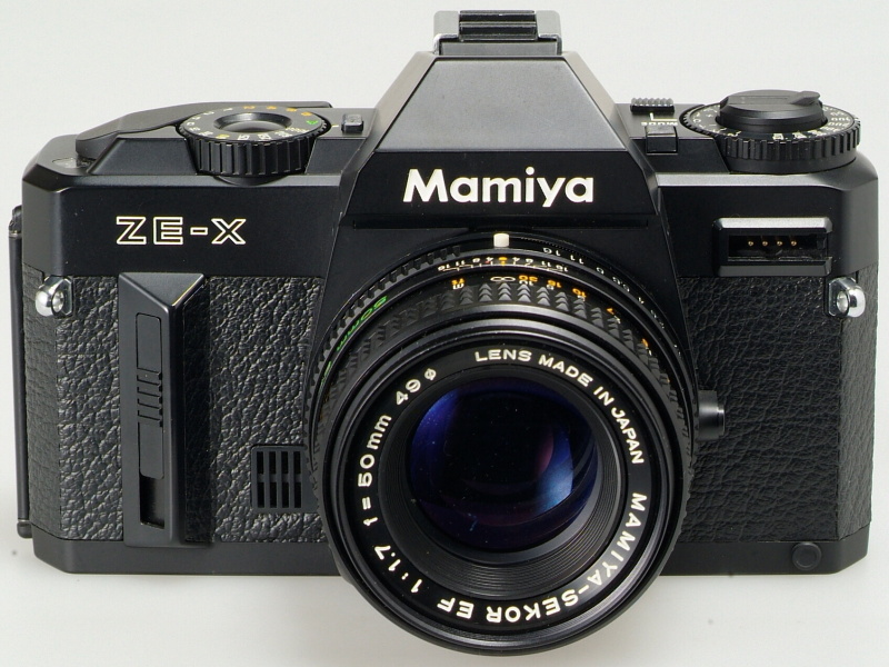 1981年発売のマミヤZE-X。先進の自動露出機構を内蔵しているが、レンズマウントの面でも時代を先取りしたものであった。