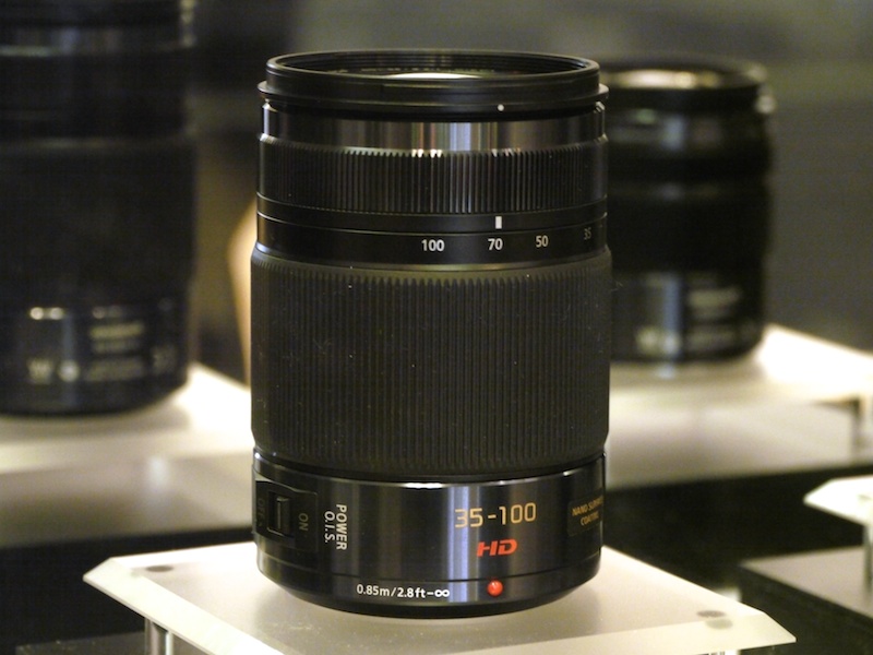 新レンズのLUMIX G X VARIO 35-100mm F2.8 POWER O.I.S.も展示。ズーム全域でF2.8、焦点距離70-200mm相当（35mm判換算）の大口径望遠ズームレンズ