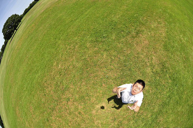 ニコンD90にAF DX Fisheye-Nikkor 10.5mm F2.8 G ED（35mm判換算15mm相当）の魚眼レンズを付けて撮影。しっかり魚眼レンズの効果が出てますね。このカメラはセルフタイマーで連写が効くというのがポイント。1/640秒 / F6.3