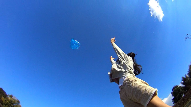 パラシュートを放り投げる娘（中学1年生）。今回は家族写真に挑戦した。