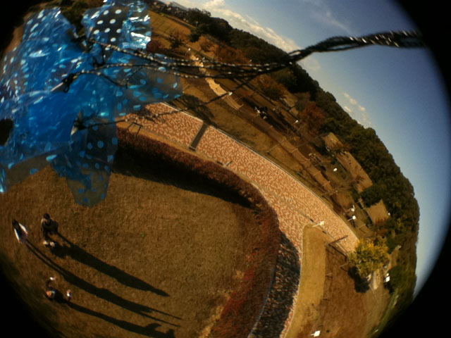 パラシュートが開こうとしているところ。パラシュートがフレーム内にあると、そちらの方にピントが合ってしまう。