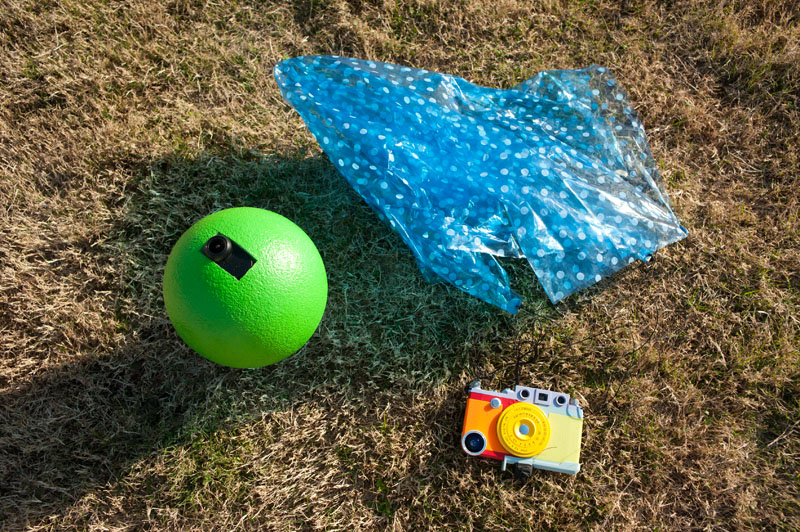 ボールカメラ（左）とパラシュートカメラ（右）。作り方は後半で。