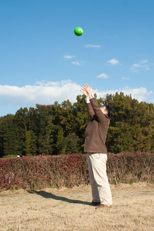 「とりゃー!」っていう感じでもないか。あんまり高く投げようとすると回転してしまうので、あまり力まずに。