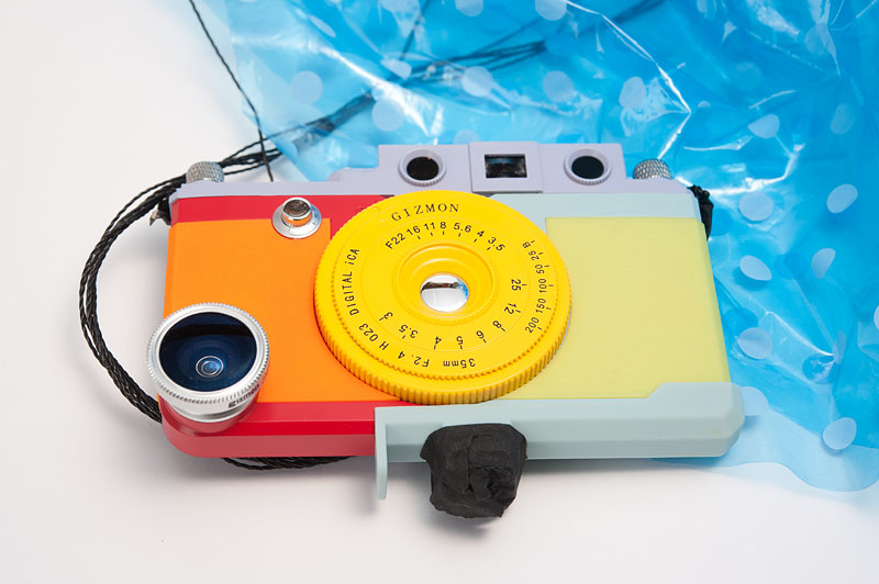 カメラとして使ったのは「iPhone 4」。それをカメラ型のiPhoneケースである「GIZMON iCA feat.あいか」（「私立恵比寿中学」の「廣田あいか」のカラーリング）にセットした。