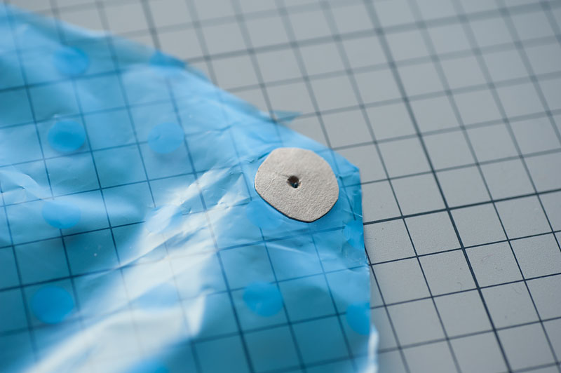 パラシュートのヒモを付ける部分は厚紙で補強。“釣り糸の結び方”で検索して、糸をしっかりと結んだ。