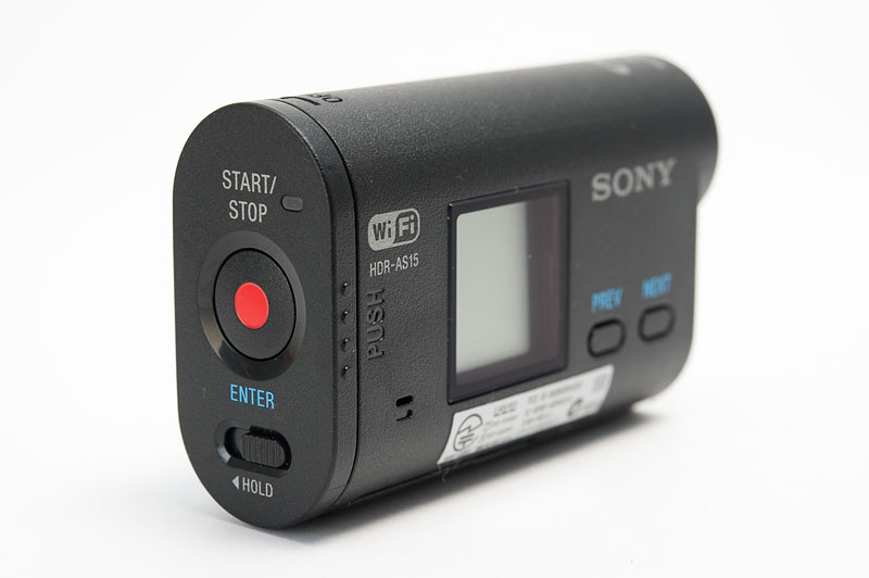 ボタンは3つだけで設定、操作を行なう。設定ができたら、赤いボタンを押してオンオフの切り替えをするだけ。ボタンを押して録画を開始したら、ボールに挿入して放り投げればいい。