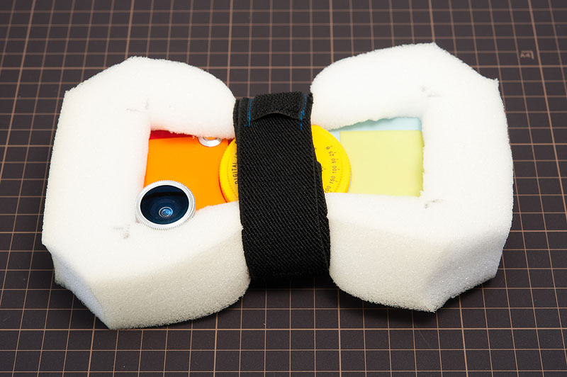 低反発のクッションを切りiPhoneのガードにする。はずれないようにマジックテープ付きのゴムバンドで固定。