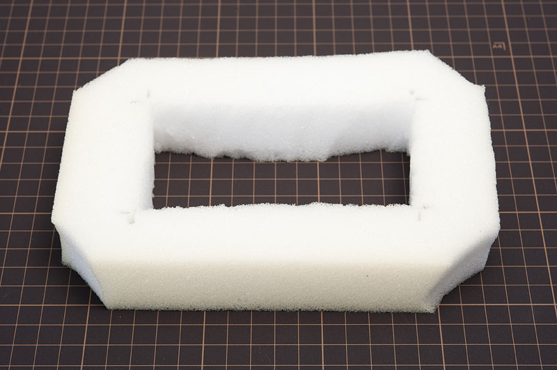 低反発のスポンジは手芸用品売り場で買ったクッション用のもの。