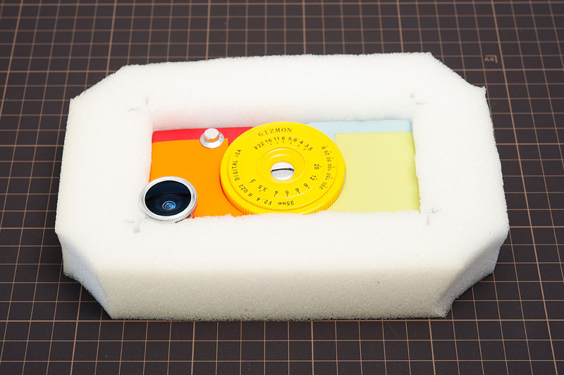 iPhoneにはパラシュートで使ったカメラ型ケース「あいか」+魚眼レンズがついている。